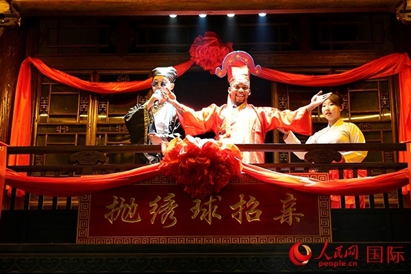 拋繡球。人民網(wǎng) 盧鵬宇攝