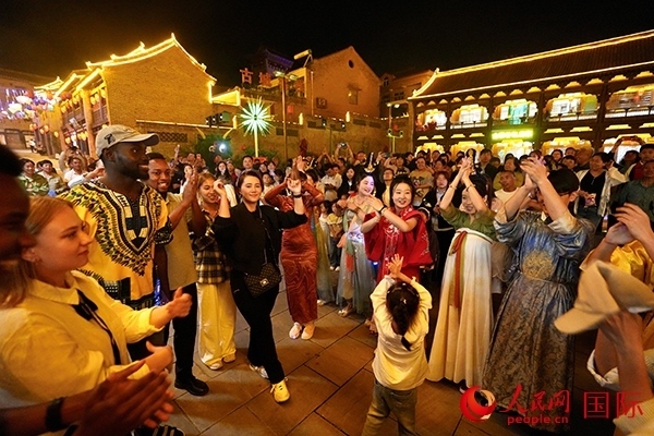 選手們和演員們一起舞蹈。人民網(wǎng) 盧鵬宇攝