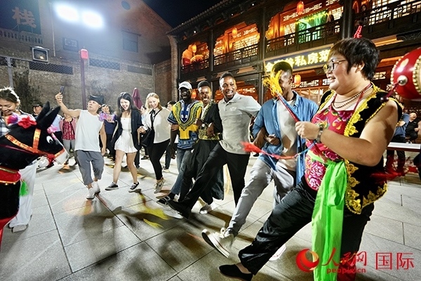 選手們和演員們一起載歌載舞。人民網(wǎng) 盧鵬宇攝