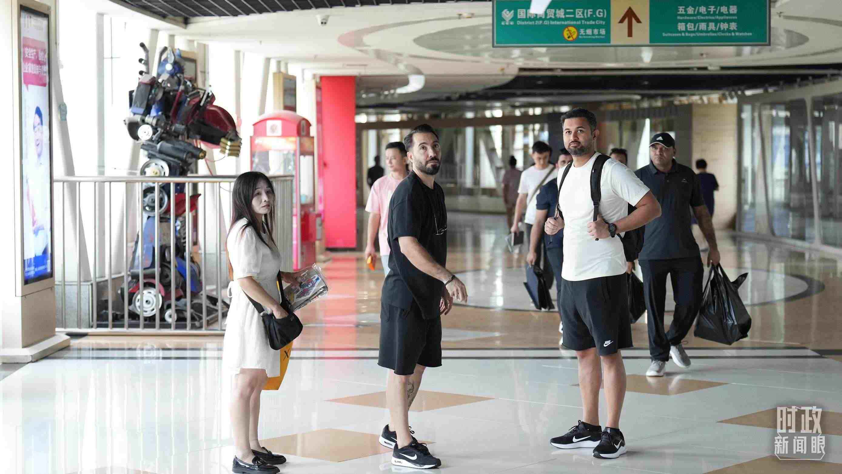 △義烏國際商貿(mào)城內(nèi)，來自世界各地的外商。（總臺國廣記者李晉拍攝）