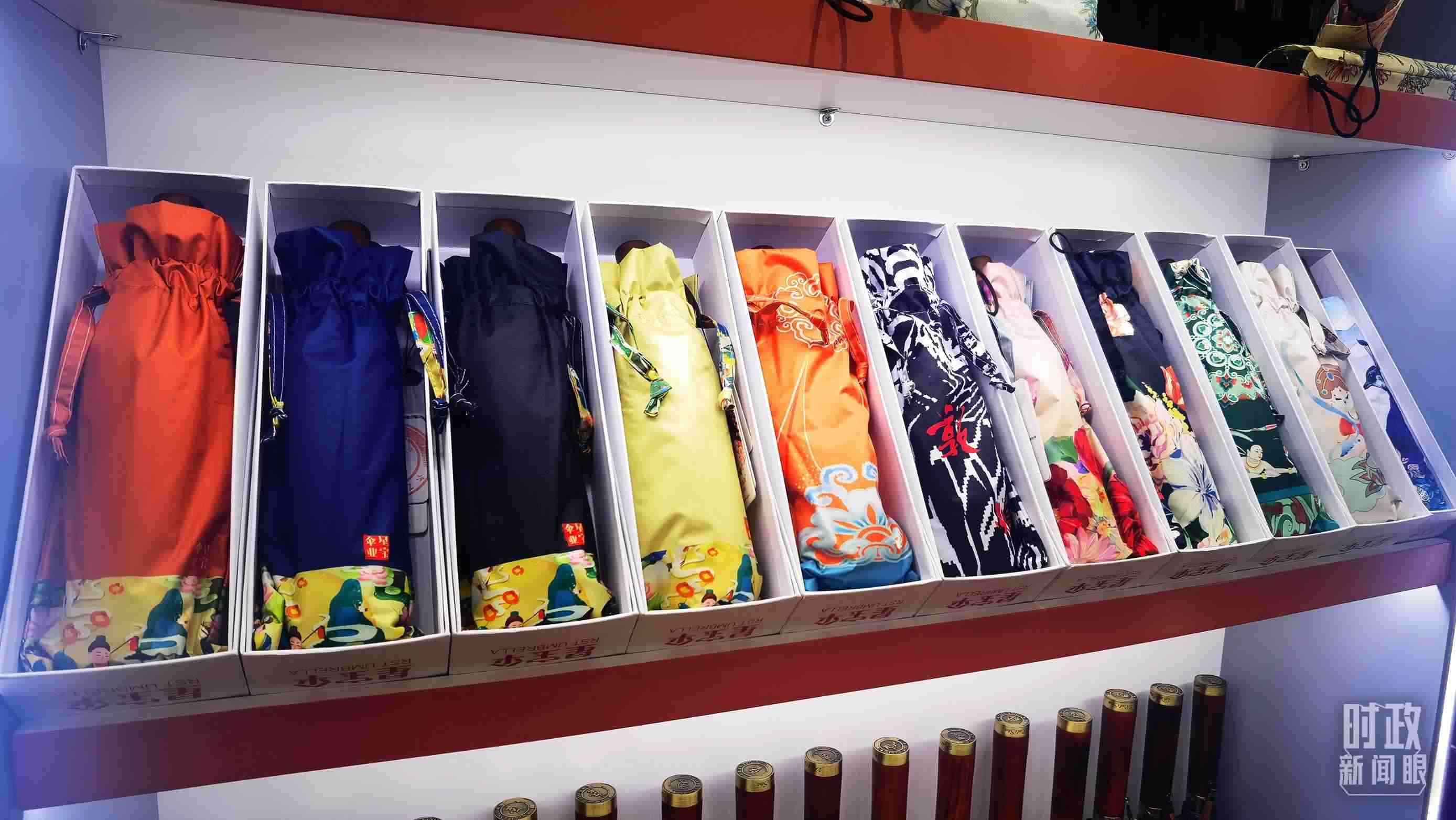 △商貿(mào)城內(nèi)的一家傘鋪，貨架上擺放著包裝精美的雨傘。（總臺央視記者范學(xué)禹拍攝）