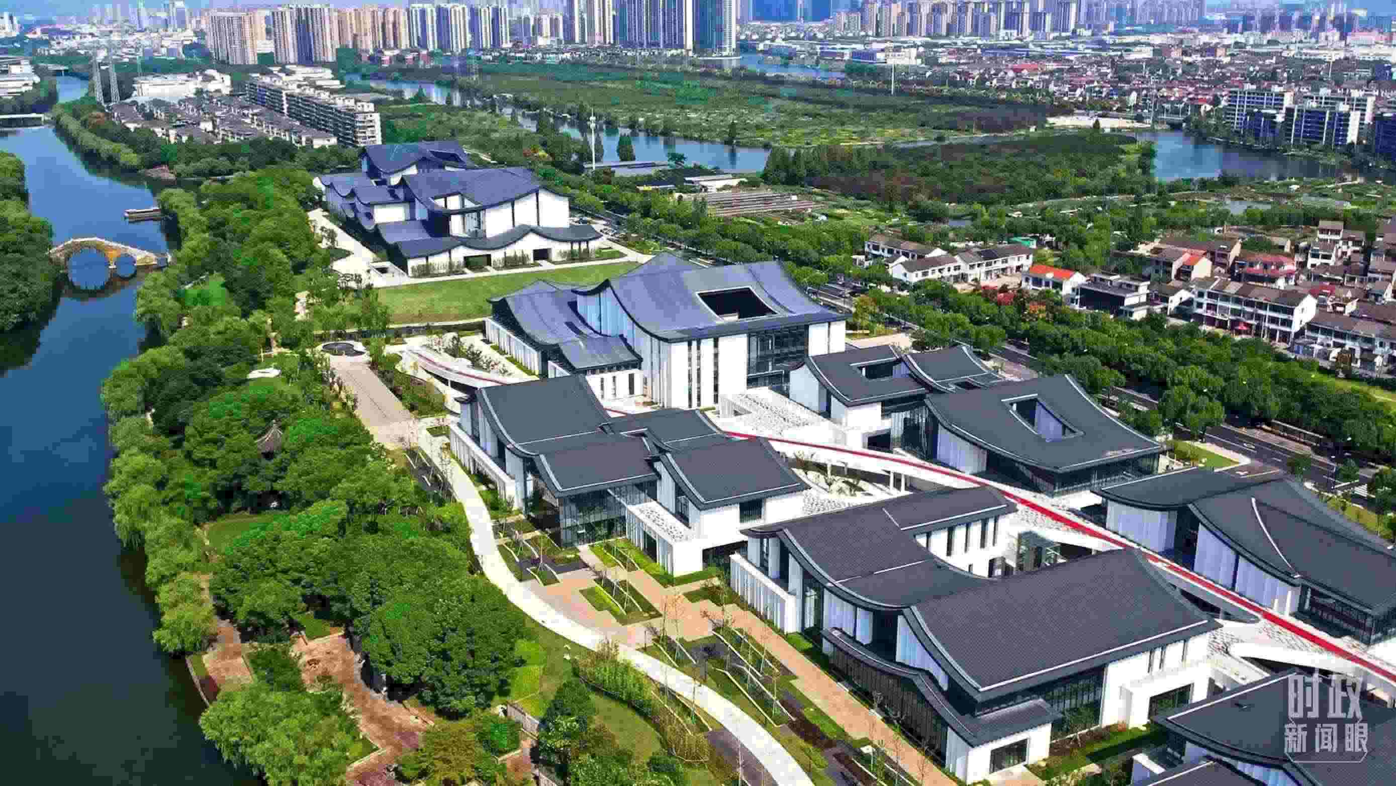 △臨河而建的浙東運河文化園。（總臺央視記者范凱拍攝）