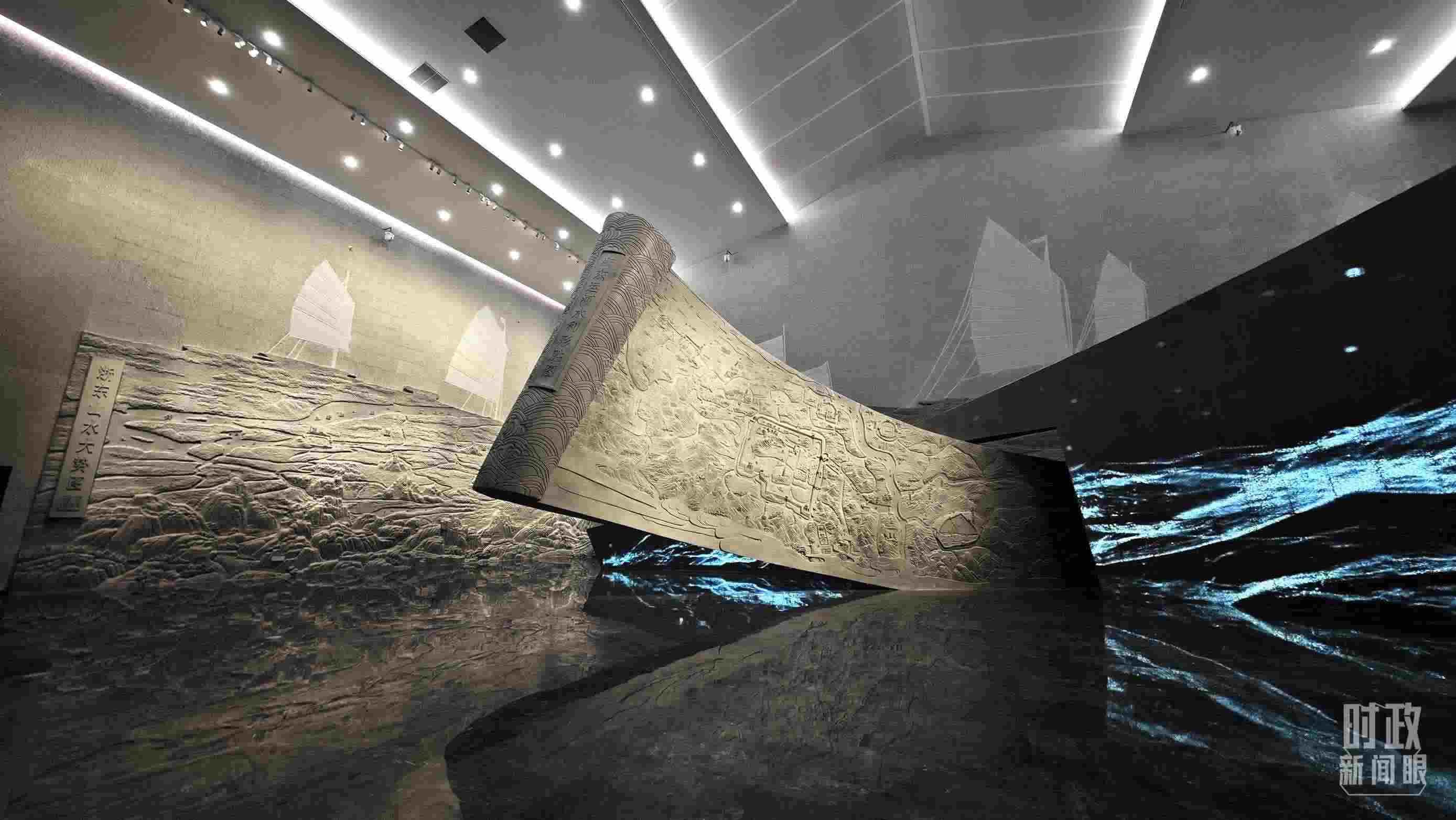△博物館內(nèi)的《浙東運河水利形勝圖》《浙東山水大勢圖》浮雕。（總臺央視記者彭漢明拍攝）