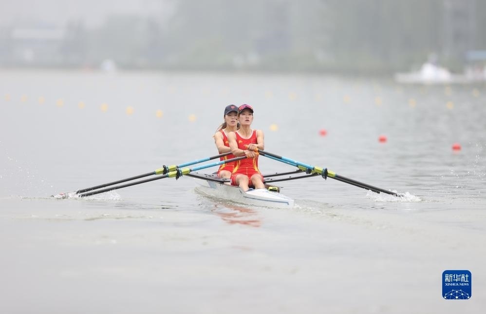 9月24日，鄒佳琪（左）/邱秀萍在決賽中。新華社記者 賈浩成 攝