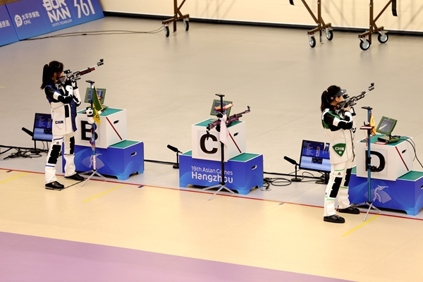 黃雨婷(左)、韓佳予在女子10米氣步槍個人賽比賽中。人民網(wǎng)記者 胡雪蓉攝