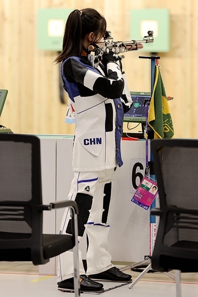 9月24日，黃雨婷在女子10米氣步槍團體賽比賽中。人民網(wǎng)記者 胡雪蓉攝