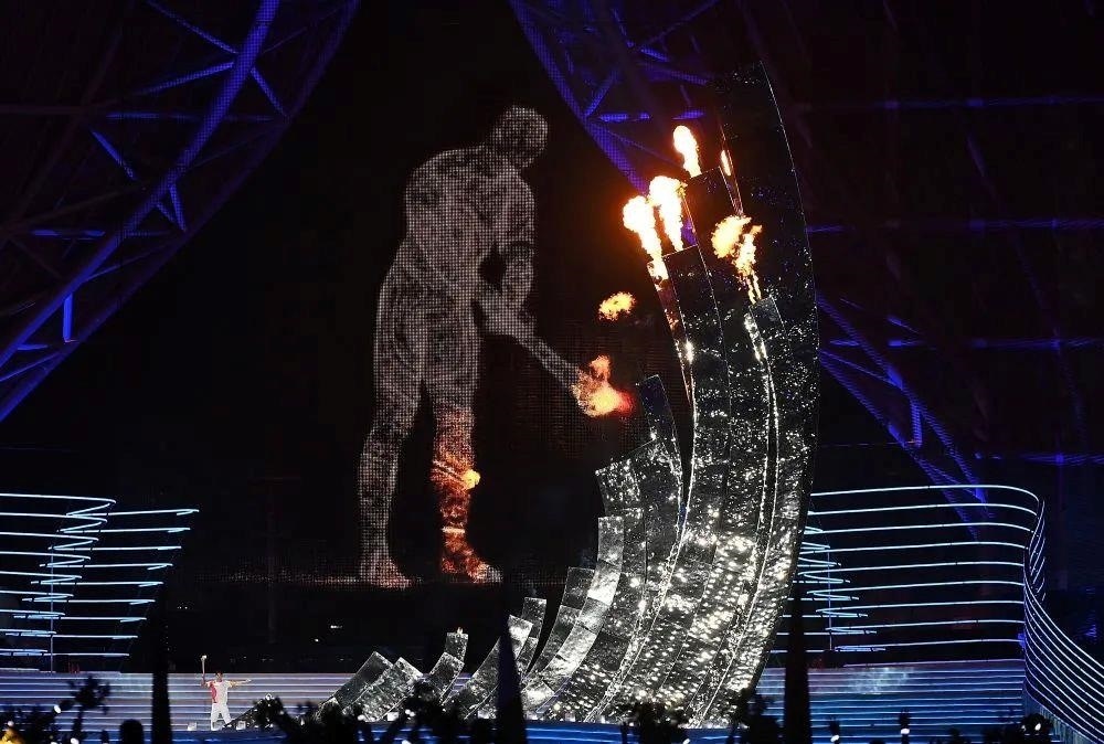 △“數(shù)字火炬手”點(diǎn)燃象征亞洲大團(tuán)結(jié)的亞運(yùn)之火。