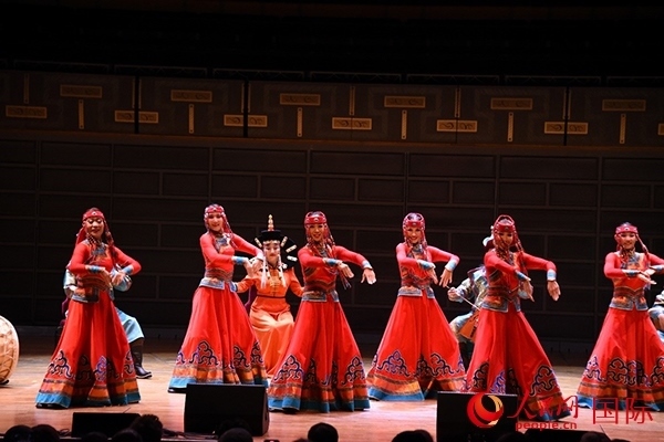 內(nèi)蒙古藝術(shù)劇院表演的《草原頌》劇照。人民網(wǎng)記者 殷淼攝