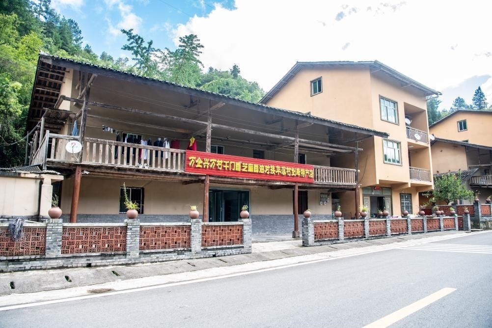 這是8月28日拍攝的危房改造后的村民張劍峰家。新華社記者 唐奕 攝