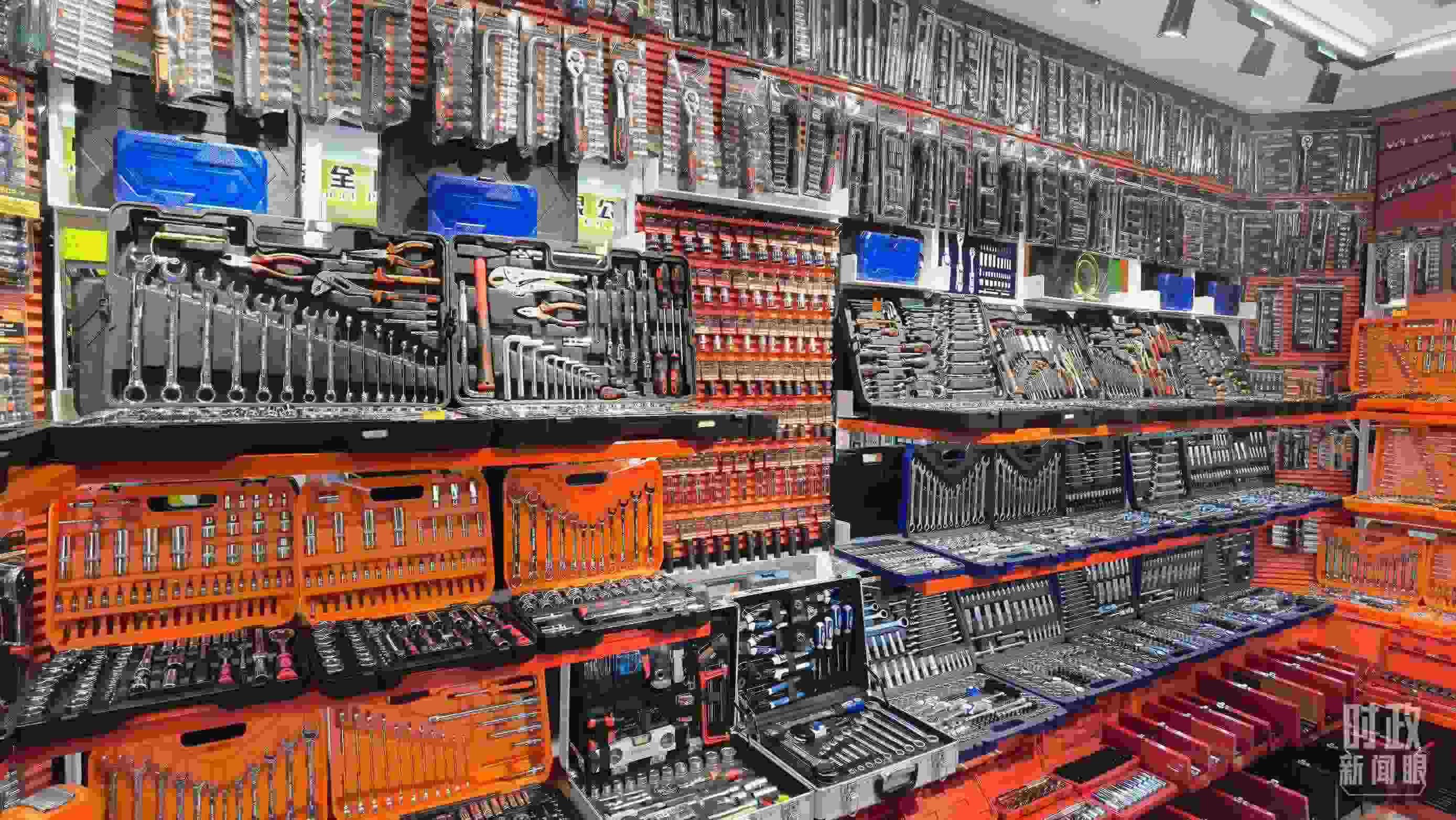△義烏國際商貿(mào)城內(nèi)的一家五金店，貨品豐富。（總臺央視記者石丞拍攝）