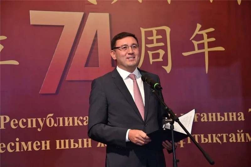 圖為哈外交部駐阿市代表布列格諾夫致辭。駐阿拉木圖總領(lǐng)館供圖