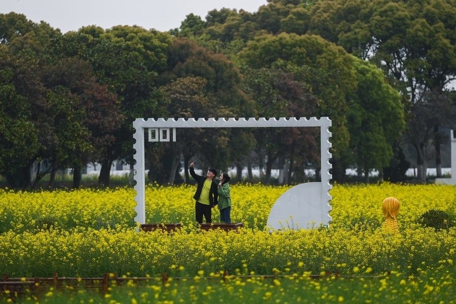 游客在浙江嘉興市秀洲區(qū)王店鎮(zhèn)鎮(zhèn)中村的“青青樂地”農(nóng)耕文化園內(nèi)游玩（2023年4月3日攝）。