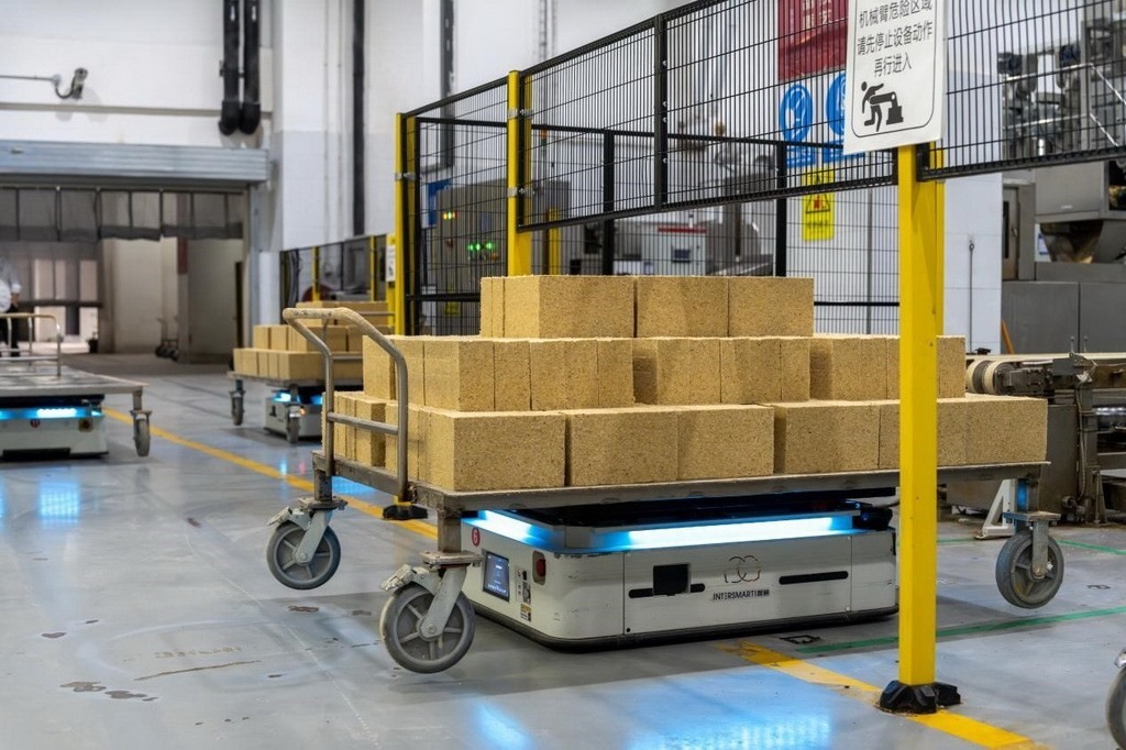 在701制曲車間，運輸機器人等智能化設(shè)備已實現(xiàn)規(guī)?；瘧?yīng)用。王哲攝