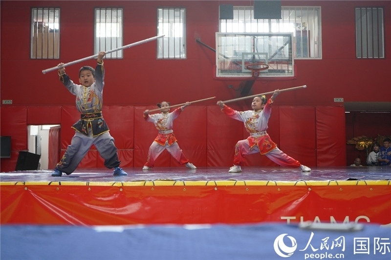 圖為開幕式現(xiàn)場兒童武術表演。人民網(wǎng)記者 許放攝