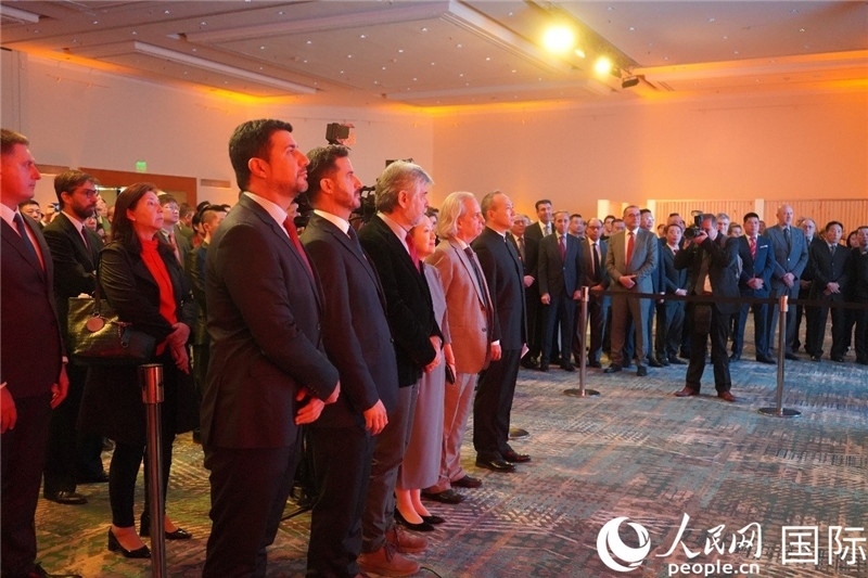 圖為招待會現(xiàn)場演奏兩國國歌。人民網(wǎng)記者 許放攝