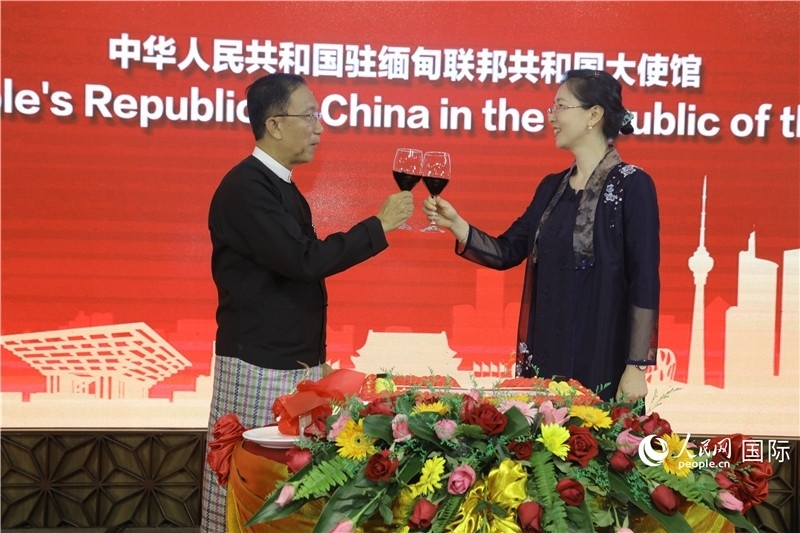 圖為曹靜臨時代辦與溫欣副總理祝酒。人民網(wǎng)記者 謝佳君攝