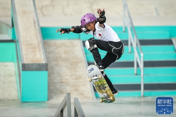 9月27日，中國(guó)選手崔宸曦在比賽中。當(dāng)日，在錢塘輪滑中心舉行的杭州亞運(yùn)會(huì)女子街式?jīng)Q賽中，中國(guó)選手崔宸曦以242.62分的成績(jī)奪得冠軍，曾文蕙獲得亞軍，日本選手伊藤美優(yōu)獲得季軍。新華社記者 潘昱龍攝