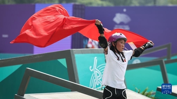 9月27日，崔宸曦在賽后慶祝奪冠。當日，在錢塘輪滑中心舉行的杭州亞運會女子街式?jīng)Q賽中，中國選手崔宸曦以242.62分的成績奪得冠軍，曾文蕙獲得亞軍，日本選手伊藤美優(yōu)獲得季軍。新華社記者 潘昱龍攝