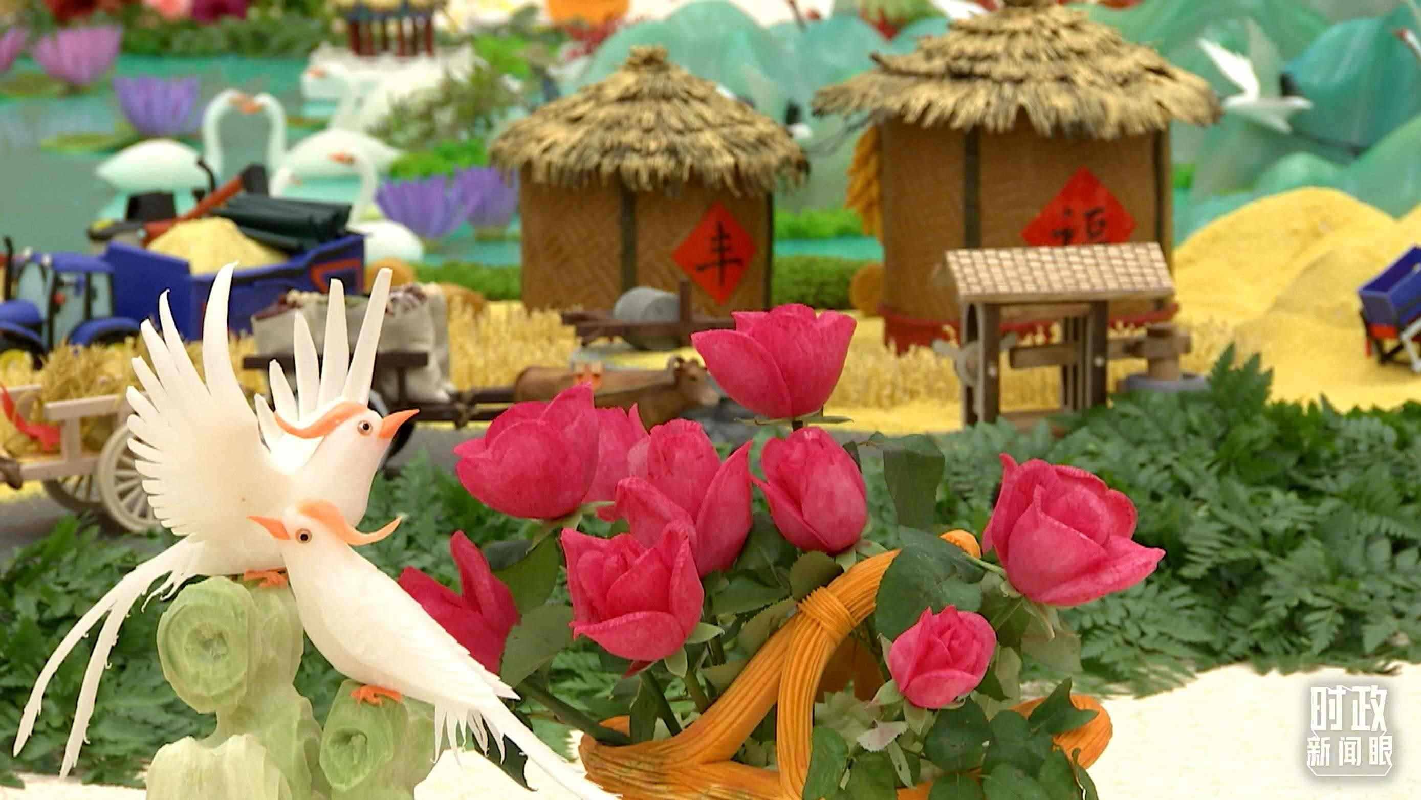 △宴會廳內(nèi)，節(jié)日氛圍濃郁。