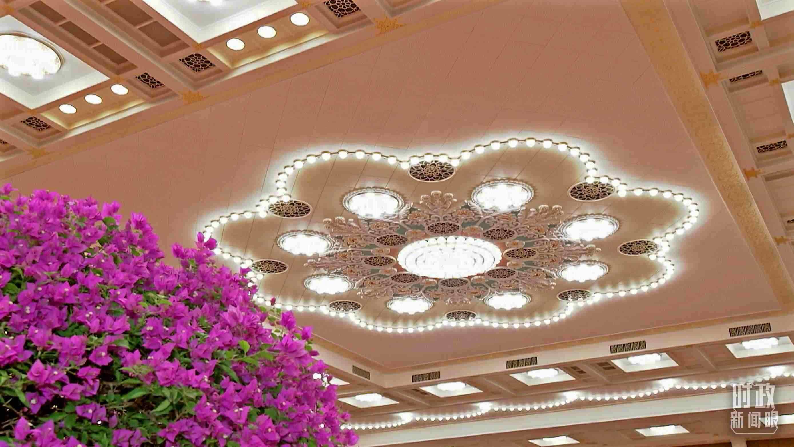 △人民大會堂宴會廳，華燈璀璨、鮮花綻放。