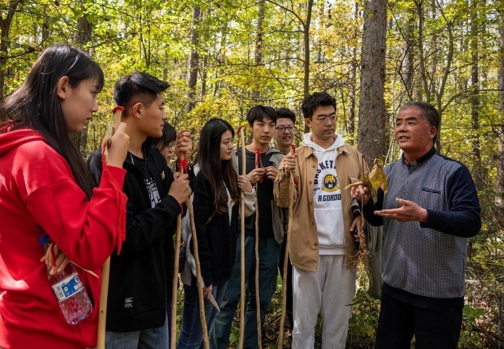 魏本勝為清華大學(xué)同學(xué)介紹長(zhǎng)白山人參文化。嚴(yán)磊攝
