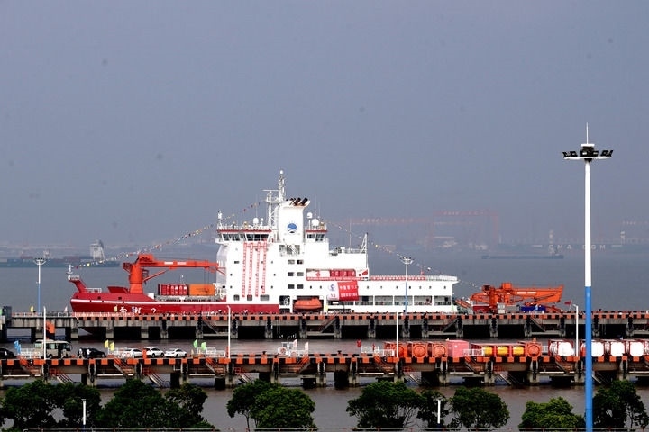 9月27日，“雪龍2”號極地科考破冰船停泊在中國極地考察國內(nèi)基地碼頭。當日，由自然資源部組織的中國第13次北冰洋科學考察隊乘“雪龍2”號極地科考破冰船返回上海，標志著中國第13次北冰洋科學考察任務圓滿完成。新華社記者 張建松 攝