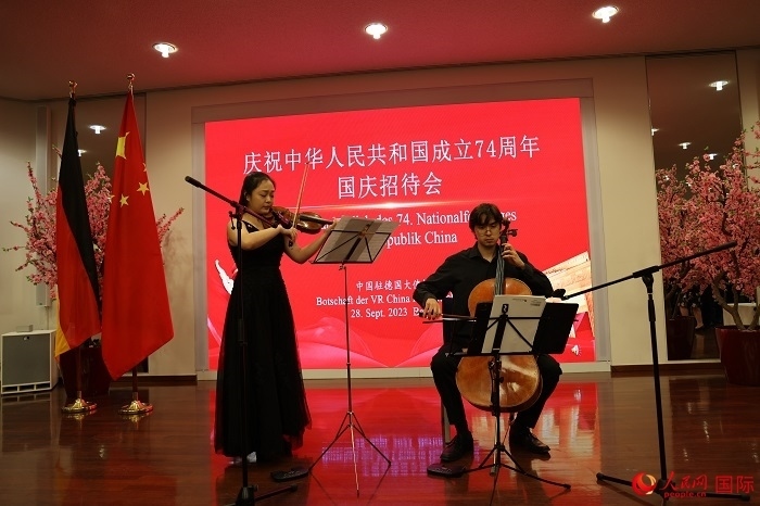 青年音樂家為來賓們現(xiàn)場(chǎng)演奏《我和我的祖國(guó)》。人民網(wǎng)記者 劉仲華攝