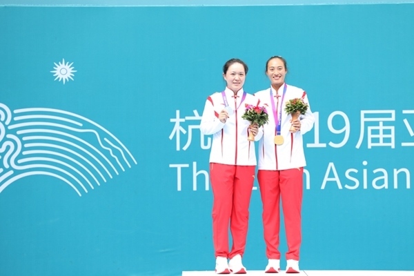 9月29日，鄭欽文(右)和朱琳在頒獎(jiǎng)儀式上合影。當(dāng)日，在杭州亞運(yùn)會(huì)網(wǎng)球女子單打決賽中，中國代表團(tuán)選手鄭欽文2:0戰(zhàn)勝隊(duì)友朱琳奪得冠軍。人民網(wǎng)記者 李乃妍攝