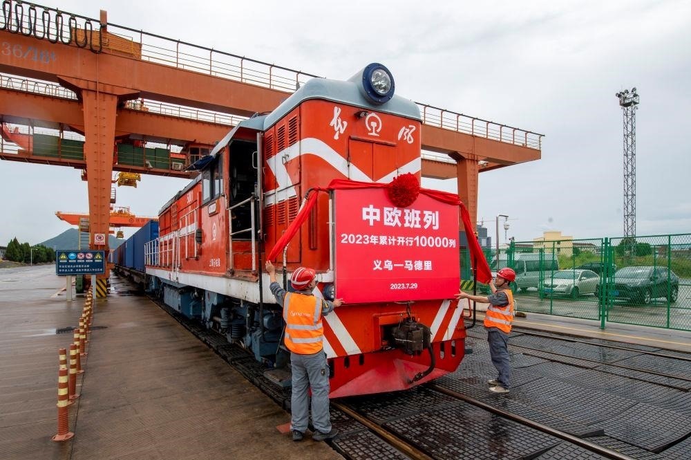 △2023年7月29日，滿載110個(gè)標(biāo)箱出口貨物的X8020次中歐班列從浙江義烏西站準(zhǔn)備啟程。