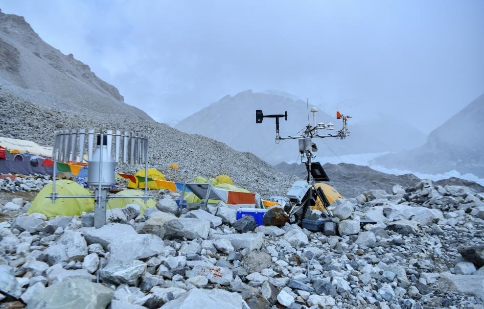 位于海拔5700米卓奧友峰前進(jìn)營(yíng)地的自動(dòng)氣象站（9月29日攝）。新華社記者晉美多吉 攝