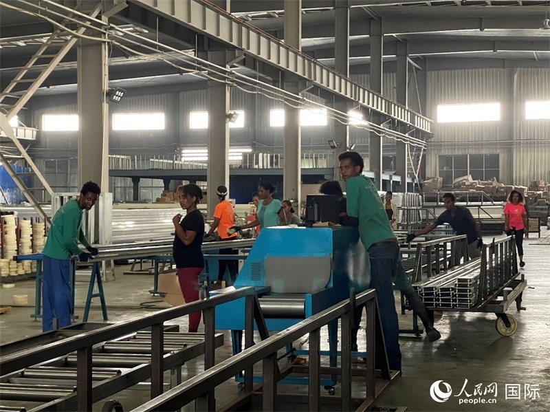 東方工業(yè)園華嘉鋁業(yè)生產(chǎn)車間。人民網(wǎng)記者 趙艷紅攝