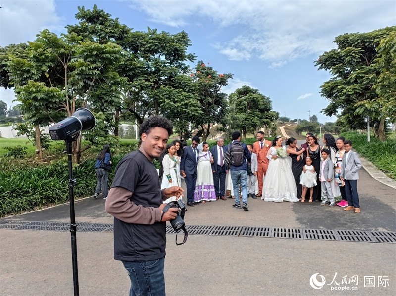 一對(duì)新人和親友在亞的斯亞貝巴友誼廣場(chǎng)合影。人民網(wǎng)記者 陳星星攝