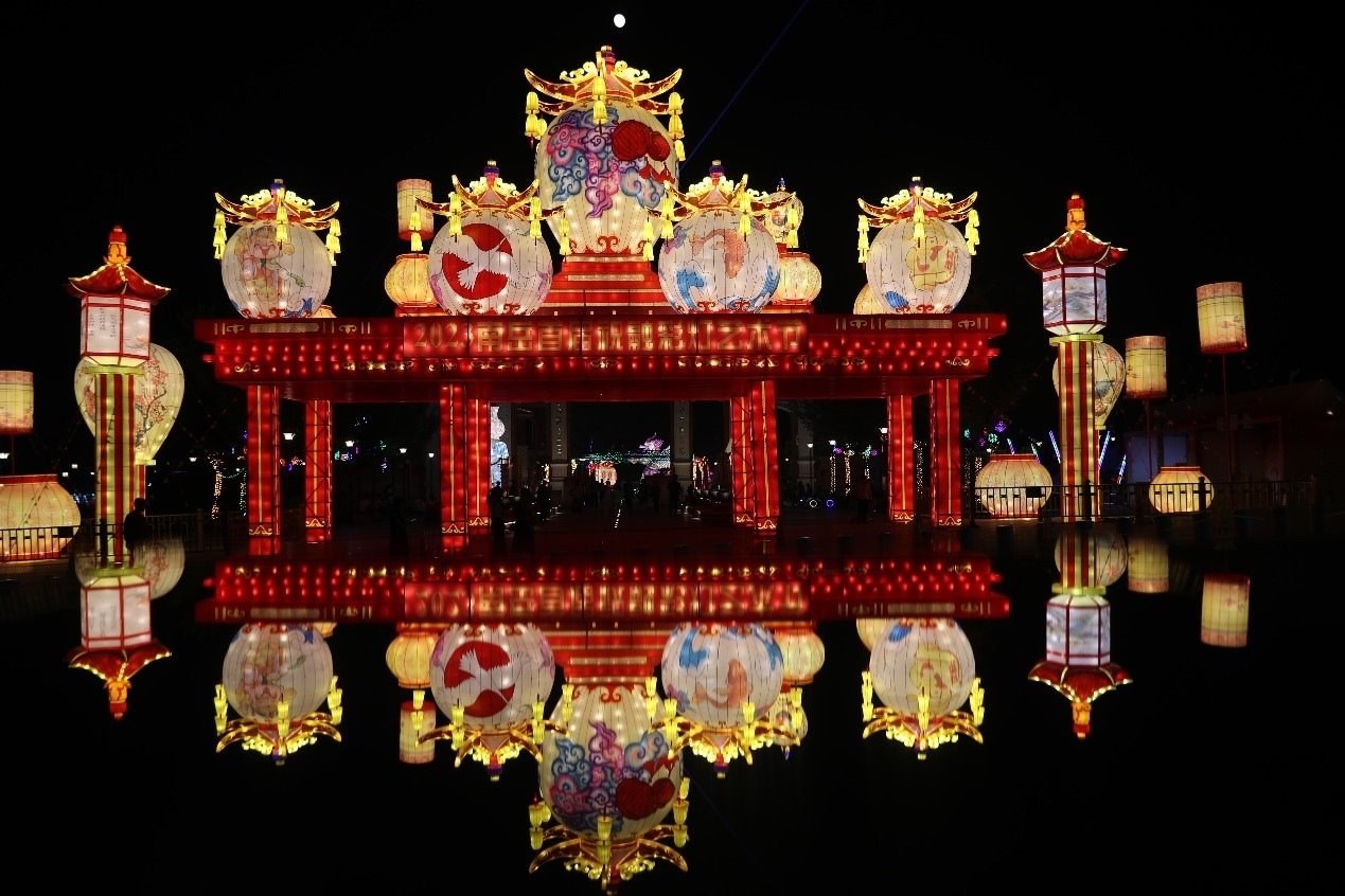 中秋國(guó)慶期間，南岳祝融文旅小鎮(zhèn)舉辦祝融花燈節(jié)。曹正平攝