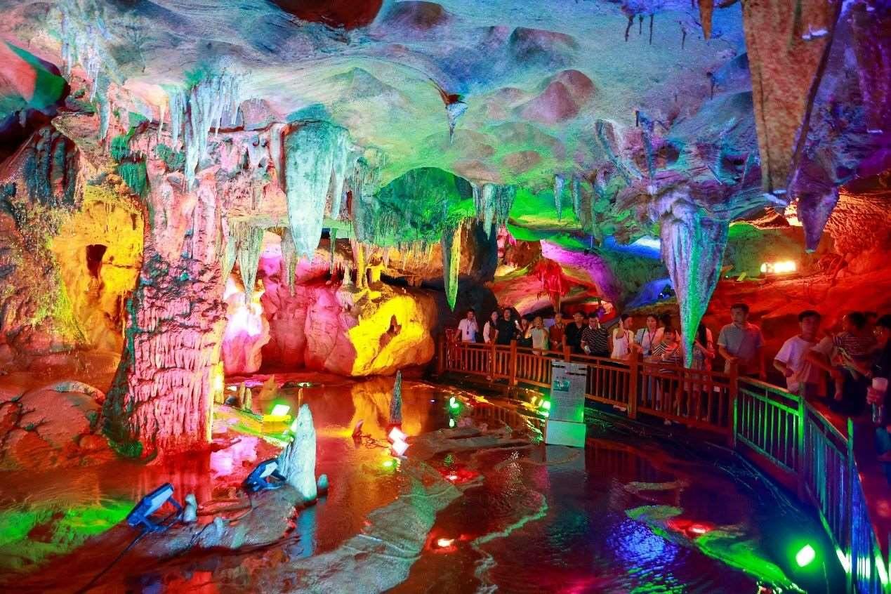 國(guó)慶假期期間，江西萬(wàn)年神農(nóng)宮景區(qū)游人如織。受訪者供圖