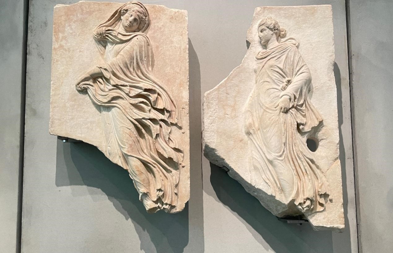 出自酒神劇場(chǎng)的浮雕，刻畫(huà)了舞者的形象。人民網(wǎng)記者 郭冠華攝