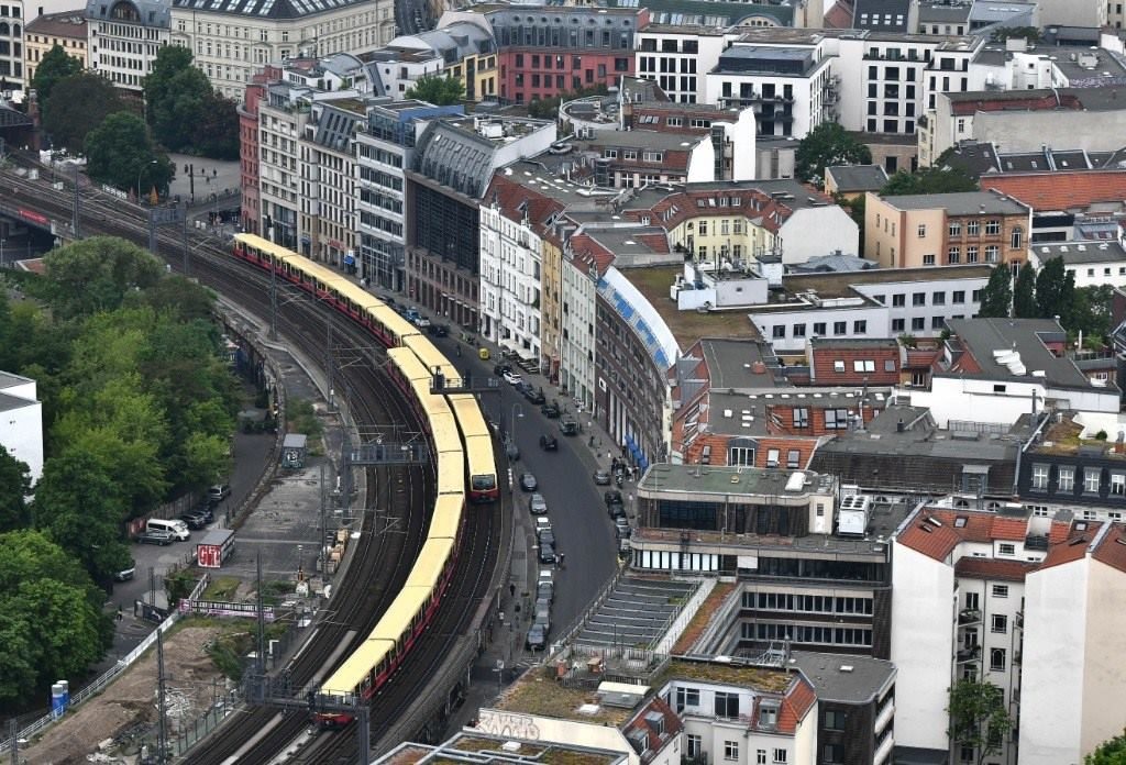 5月23日，列車在德國(guó)柏林市區(qū)行駛。新華社記者任鵬飛攝
