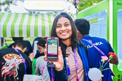 亞運(yùn)村運(yùn)動(dòng)員正在展示個(gè)人的低碳賬戶。 受訪者供圖