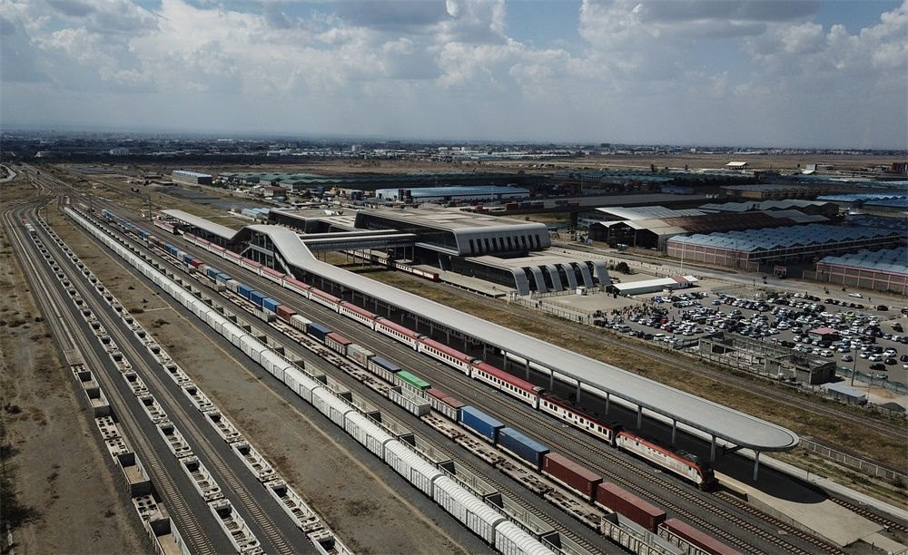 這是在肯尼亞首都內(nèi)羅畢拍攝的蒙內(nèi)鐵路內(nèi)羅畢站（9月20日攝，無人機照片）。新華社記者 韓旭 攝