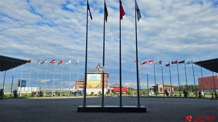 中白工業(yè)園內(nèi)，多國國旗飄揚。園區(qū)已有來自16個國家和地區(qū)的企業(yè)入駐。人民網(wǎng)記者 朱虹攝