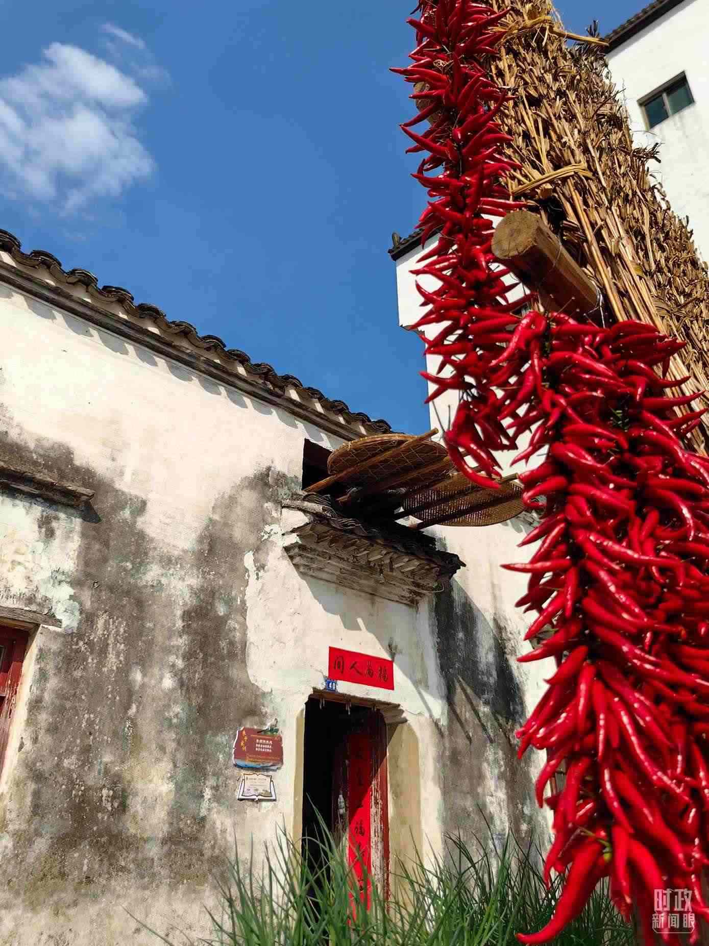 △石門村農(nóng)家晾曬的辣椒。（總臺央視記者段德文拍攝）