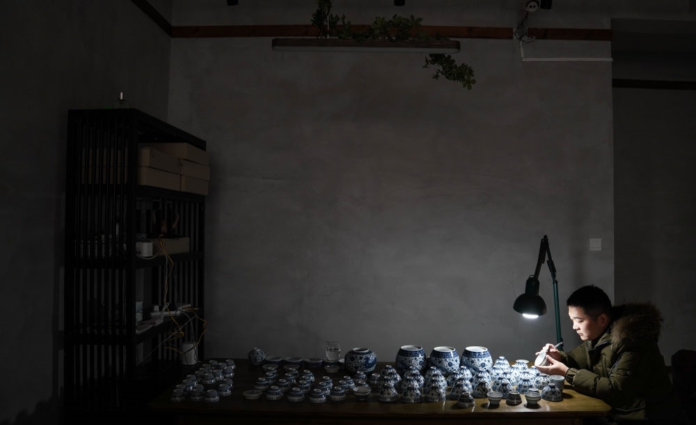 ↑ 2020年12月23日，手工陶瓷制作者在工作室檢測(cè)成品。