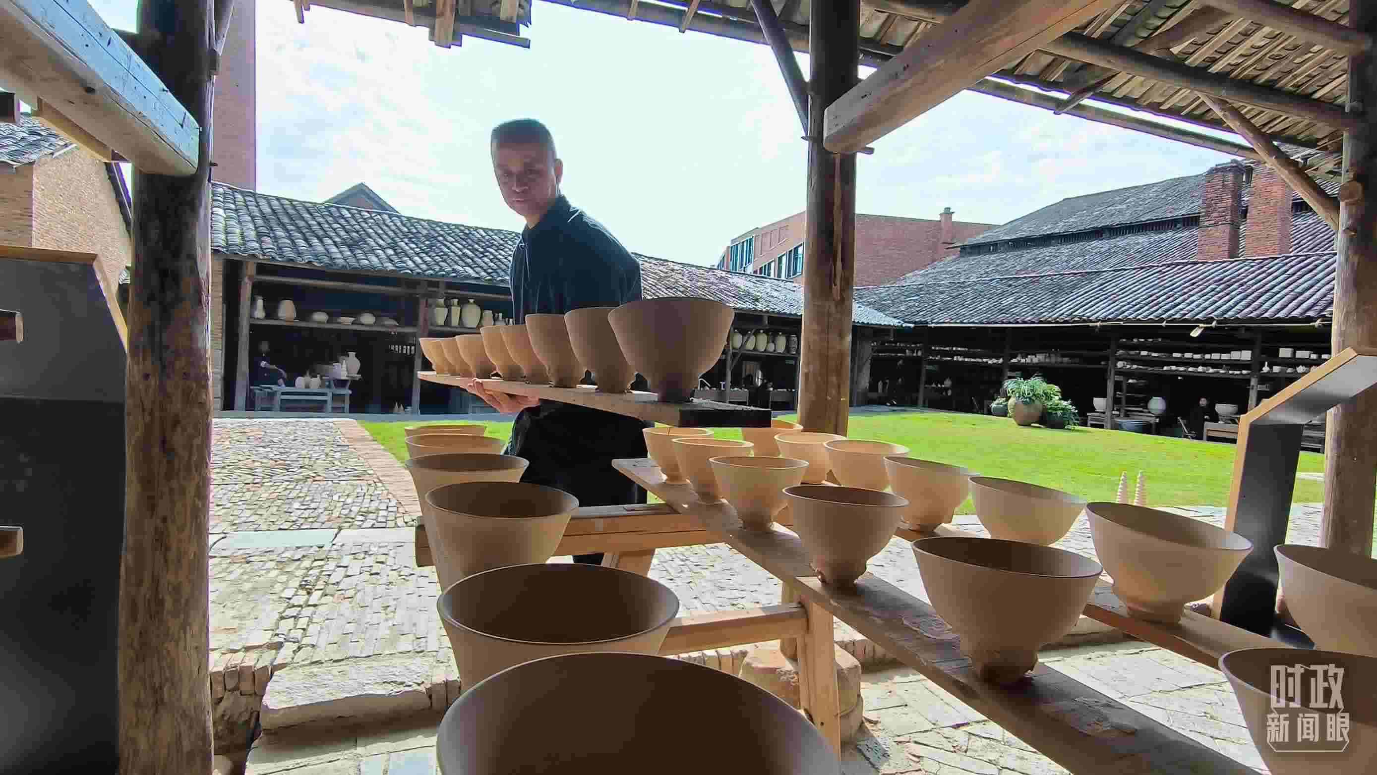 △匠人正在晾曬陶瓷制品。（總臺央視記者范凱拍攝）