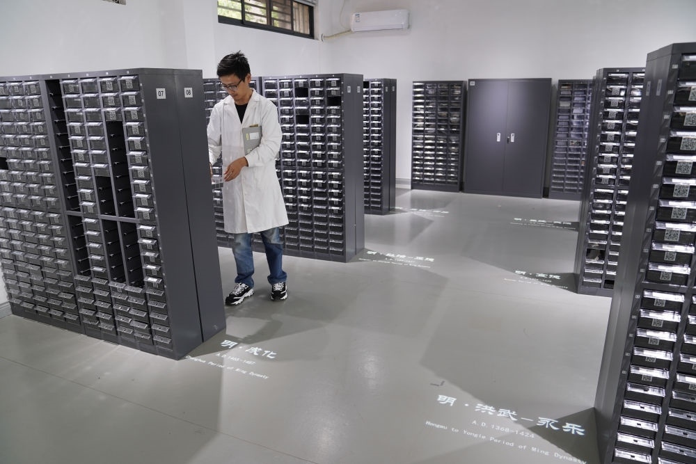 ↑工作人員在古陶瓷基因庫(kù)里工作（2023年5月16日攝）。