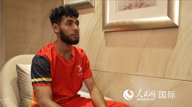 巴布亞新幾內(nèi)亞乒乓球國(guó)家隊(duì)隊(duì)員杰弗瑞·羅伊接受采訪。 人民網(wǎng) 彭昱凱攝