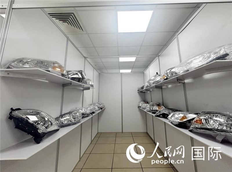 在位于莫斯科格林伍德國際貿(mào)易中心的浙江寧波優(yōu)質(zhì)商品展銷中心內(nèi)，展示著來自浙江寧波慈溪市的汽車配件樣品。人民網(wǎng)記者 申佳平攝