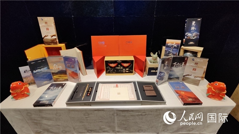 中央廣播電視總臺精品節(jié)目及文創(chuàng)產(chǎn)品展臺。人民網(wǎng) 蔣曉辰攝