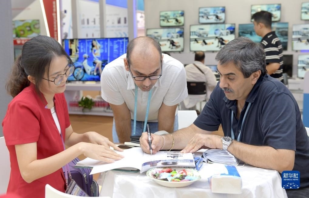 10月15日，客商在廣交會(huì)上洽談業(yè)務(wù)。新華社記者 盧漢欣 攝