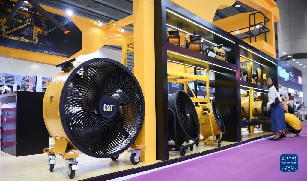 10月15日，參觀者在了解一家美國參展商的產(chǎn)品。新華社記者 鄧華 攝