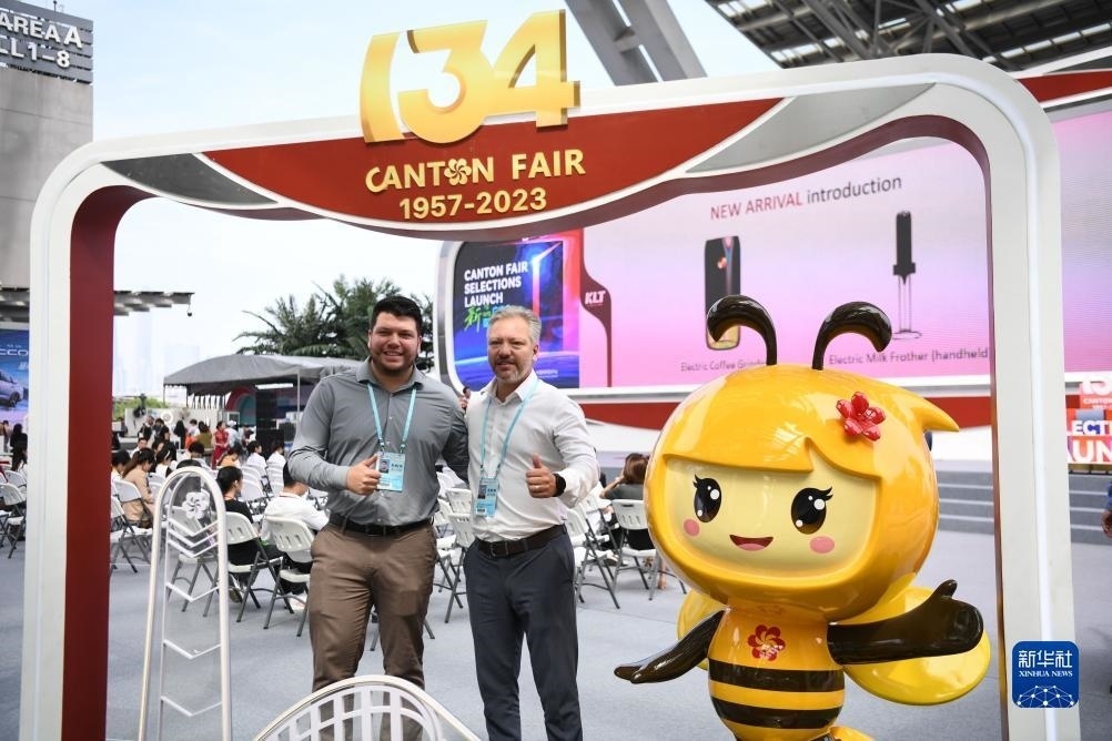 10月15日，來自巴西的采購商在廣交會(huì)上合影。新華社記者 鄧華 攝