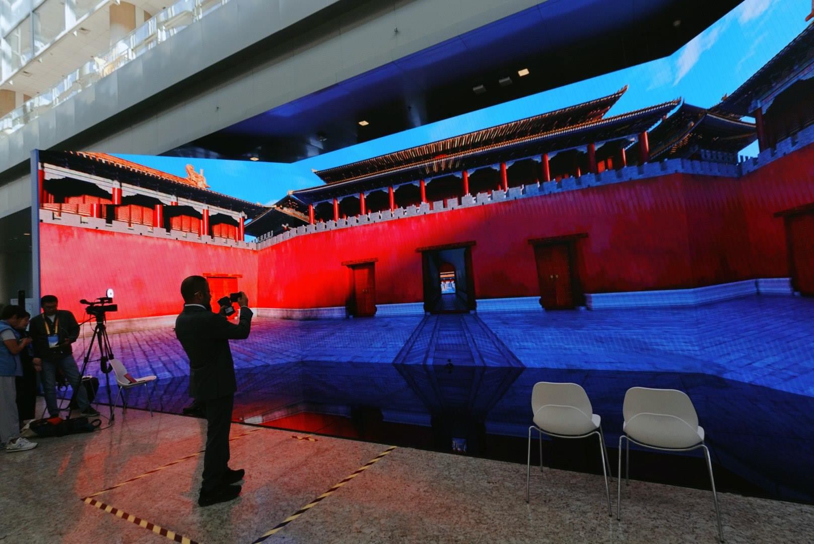 位于新聞中心的科技文化互動(dòng)展示區(qū)。人民網(wǎng)記者 許維娜攝